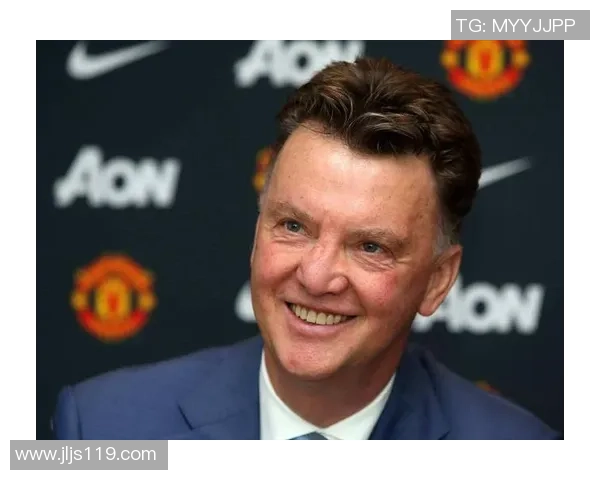 现役足坛老将星光熠熠坚守赛场再现传奇风采