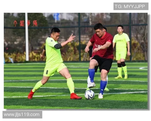 足球巨星畅游碧波展现水中英姿引发球迷热烈关注